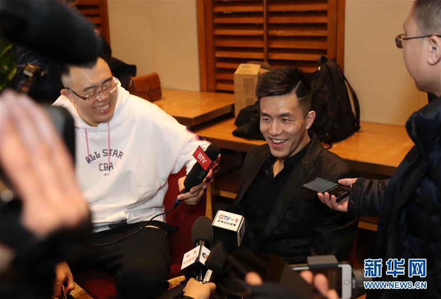 台上走得更