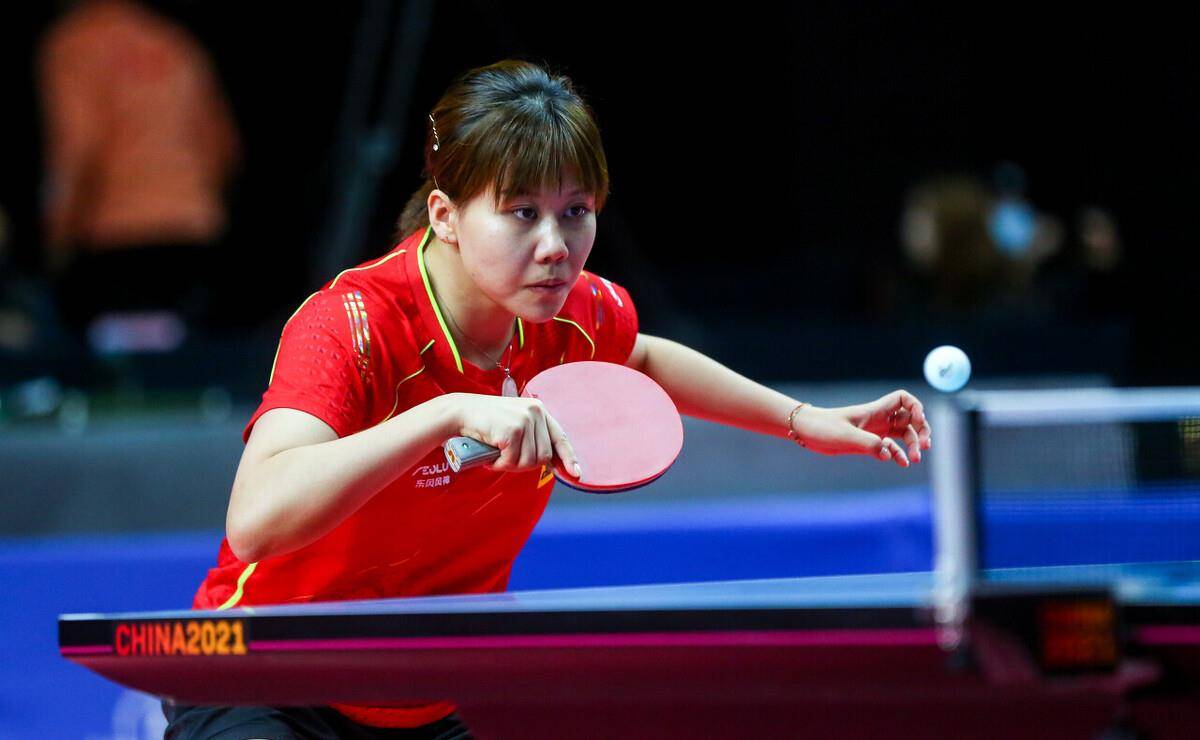 18岁亚马尔以天赋和实力崛起，志在金球奖、欧冠及世界杯，展现年轻天才的雄心与巴萨团队凝聚力。